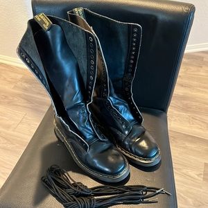 Vintage (Circa1993) Original Dr. Martins 20 eyelet lace up leather boots.